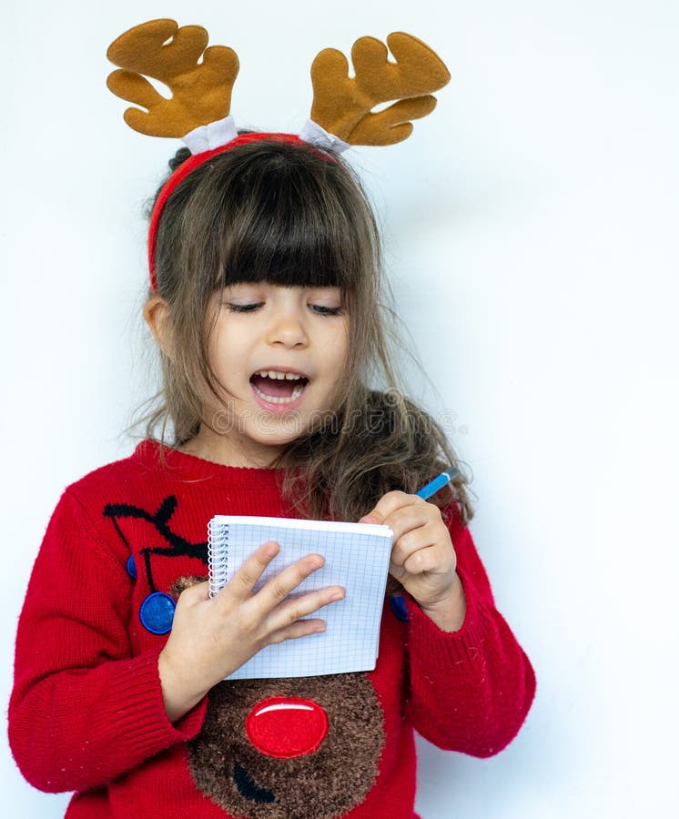 Glückliches Einkaufenmädchen auf weißem Hintergrund Schöner entsetzter Kinderbehälter und eine Einkaufsliste für Verkäufe des neu lizenzfreies stockfoto Glückliches Einkaufenmädchen auf weißem Hintergrund Schöner entsetzter Kinderbehälter und eine Einkaufsliste für Verkäufe des neu lizenzfreies stockfoto