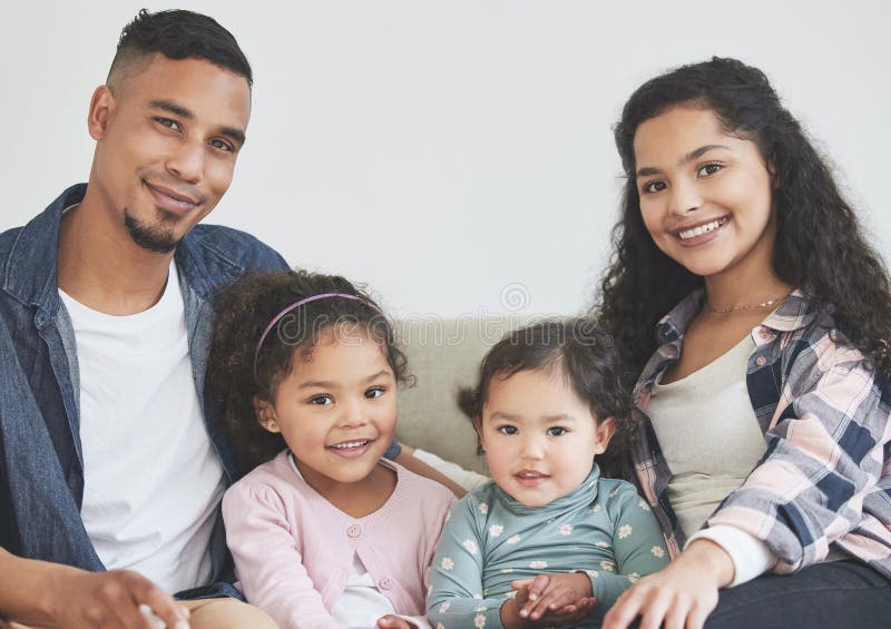 Glückliches Familienportrait und entspannen zu Hause gemeinsam Vertrauen und Liebe in Beziehung. Eltern und Kinder und stockbild