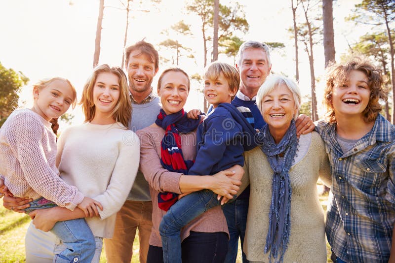 Glückliches Familienporträt von mehreren Generationen in der Landschaft stockbilder