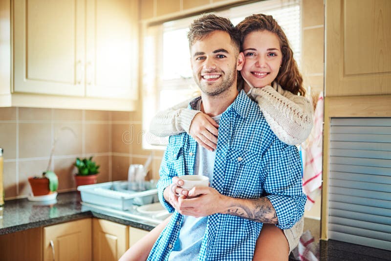 Glückliches Frauenportrait oder Ehepaar in der Küche aus Liebe mit unterstützendem Lächeln oder Seelenpartner. Zuhause oder Mensch stockfotos