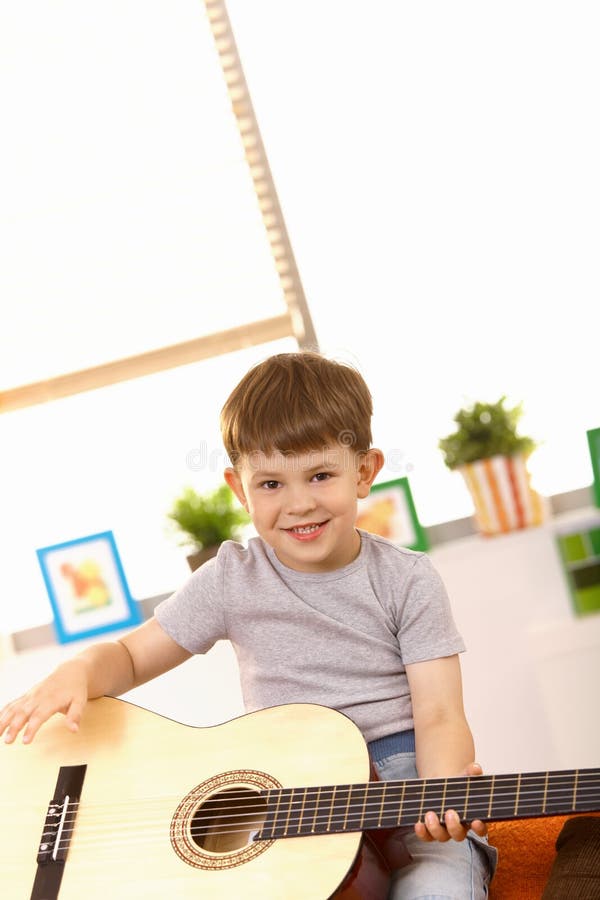 Glückliches Fünfjahresaltes mit Gitarre stockfoto Glückliches Fünfjahresaltes mit Gitarre stockfoto