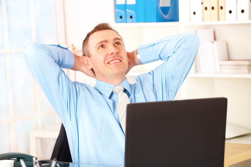 Glückliches Geschäftsmannsitzen stockbild Glückliches Geschäftsmannsitzen stockbild