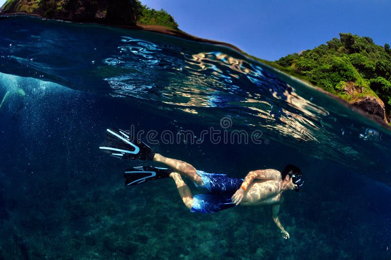 Glückliches Hauttauchen des Mannes stockbild Glückliches Hauttauchen des Mannes stockbild