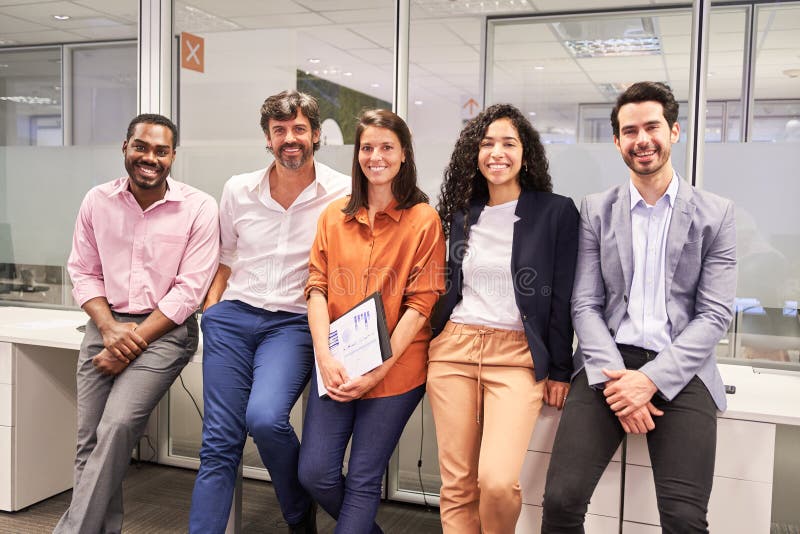 Glückliches internationales Team für Unternehmensgründungen lizenzfreie stockfotos