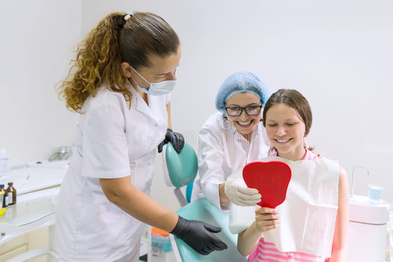 Glückliches jugendlich Mädchen im zahnmedizinischen Stuhl Medizin-, Zahnheilkunde-und Gesundheitswesen-Konzept stockfoto Glückliches jugendlich Mädchen im zahnmedizinischen Stuhl Medizin-, Zahnheilkunde-und Gesundheitswesen-Konzept stockfoto
