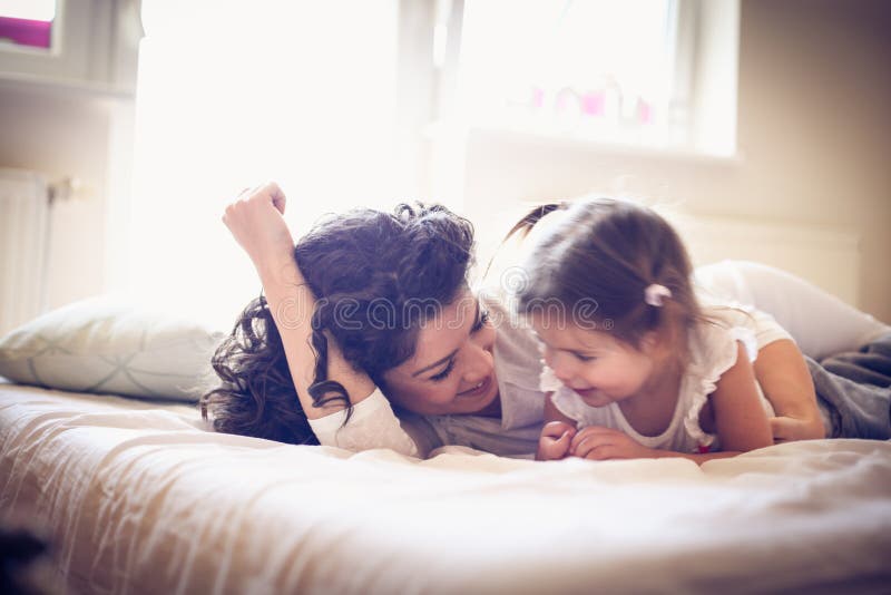 Glückliches junges allein erziehende Mutter mit ihrem kleinen Mädchen lizenzfreie stockfotografie