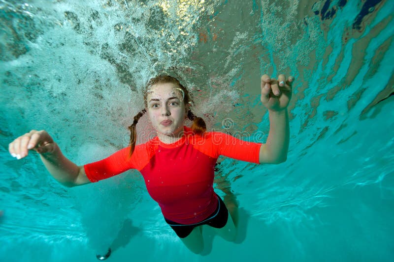 Glückliches Junges Mädchen Strebt Herein Sport An Und Schwimmt Unter Wasser Auf Einem Blauen