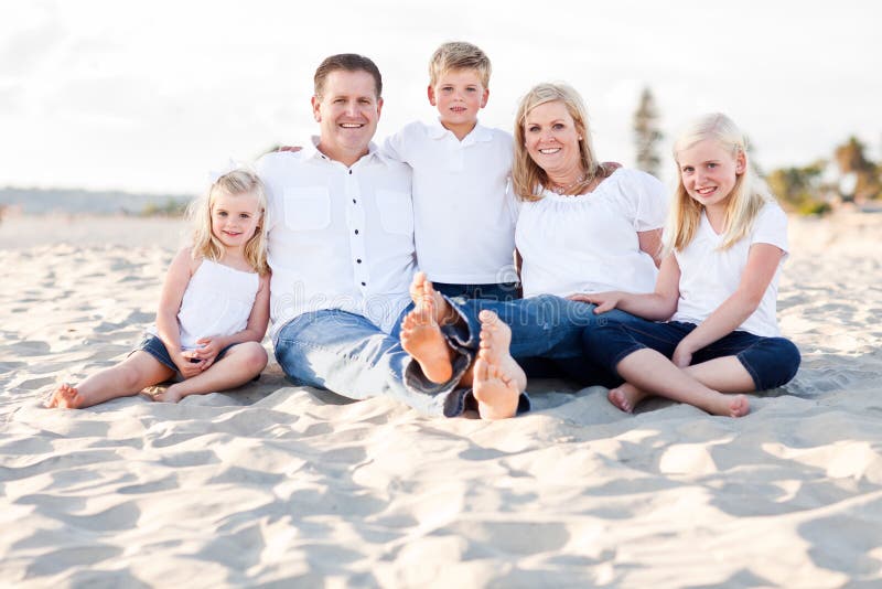 Glückliches kaukasisches Familien-Portrait am Strand lizenzfreie stockbilder Glückliches kaukasisches Familien-Portrait am Strand lizenzfreie stockbilder