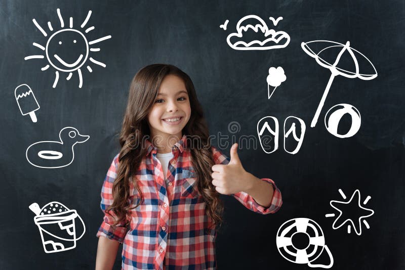 Glückliches Kind, das ihren Daumen aufstellt und auf Sommerferien wartet stockfotografie Glückliches Kind, das ihren Daumen aufstellt und auf Sommerferien wartet stockfotografie