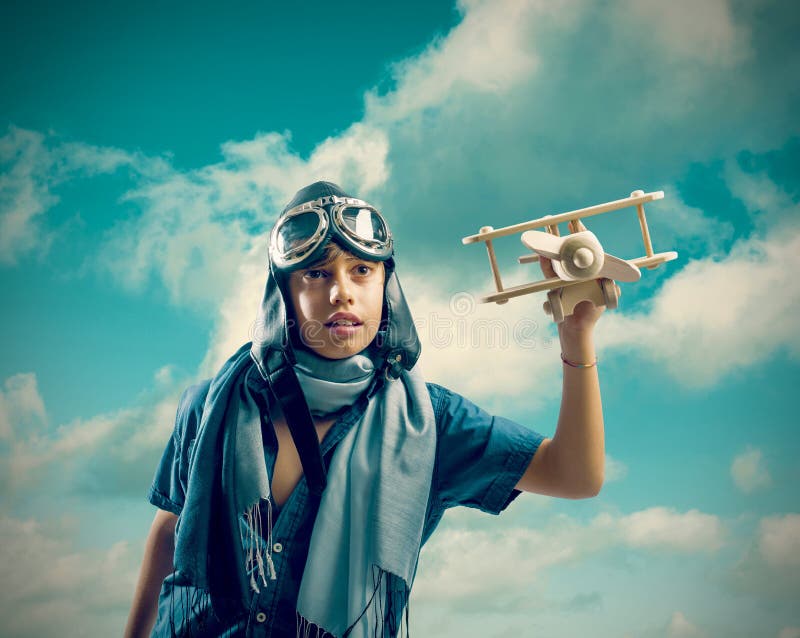 Glückliches Kind, das mit Spielzeugflugzeug spielt stockfotografie Glückliches Kind, das mit Spielzeugflugzeug spielt stockfotografie