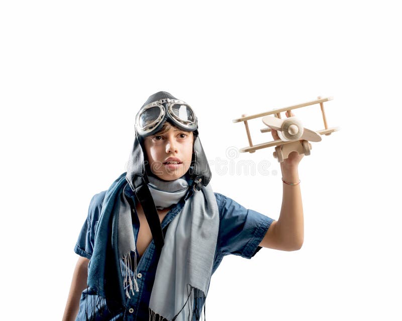 Glückliches Kind, das mit Spielzeugflugzeug spielt stockfotografie Glückliches Kind, das mit Spielzeugflugzeug spielt stockfotografie