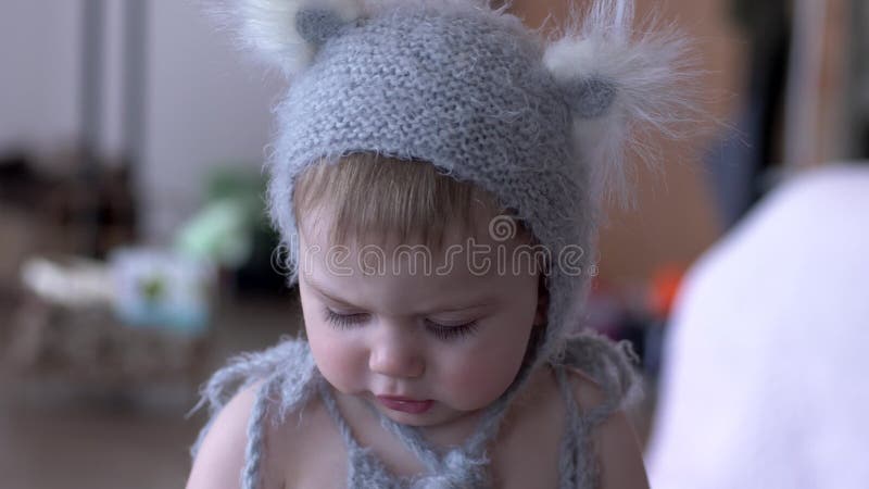 Glückliches Kind in der Tierklage mit den Ohren Geklapper auf unfocused Hintergrund zerfressend