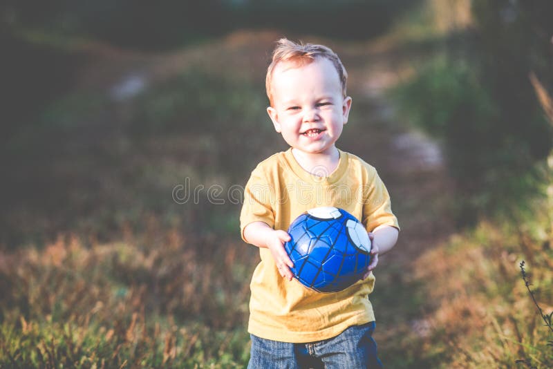 Glückliches Kind Mit Einem Ball Stockbild - Bild von schwarzes, blick