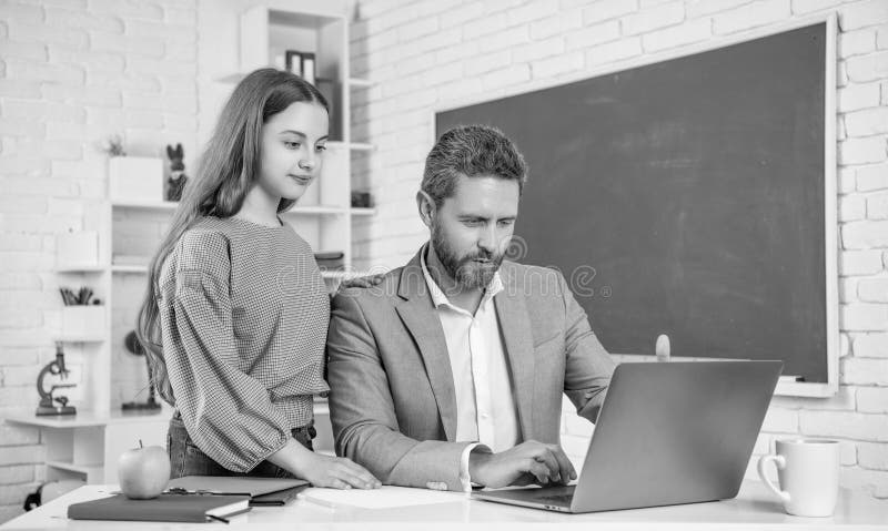 Glückliches Kind mit Lehrer im Klassenzimmer. Bildung lizenzfreie stockbilder