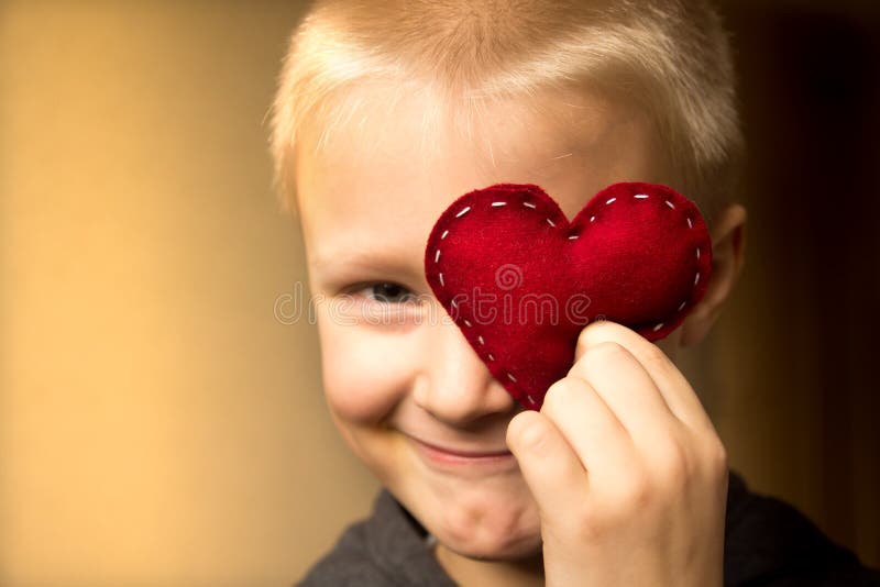 Glückliches Kind mit rotem Herzen