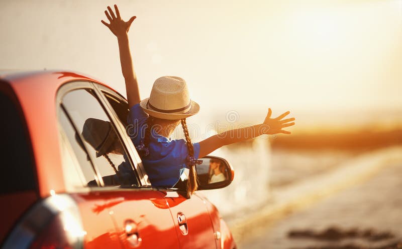 Glückliches Kindermädchen geht zur Sommerreisereise im Auto