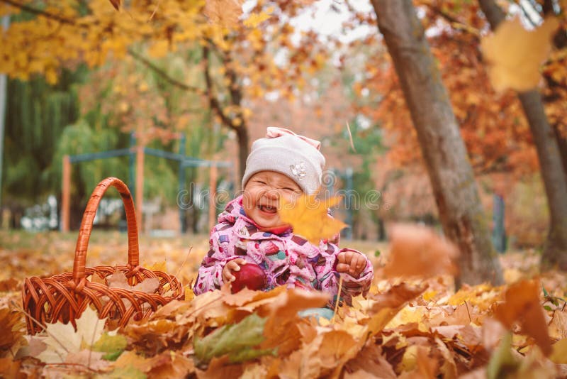 Glückliches kleines Kind, Baby, das im Herbst spielt stockfotos Glückliches kleines Kind, Baby, das im Herbst spielt stockfotos