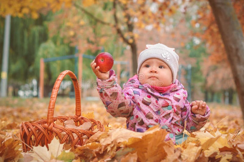 Glückliches kleines Kind, Baby, das im Herbst spielt stockbilder Glückliches kleines Kind, Baby, das im Herbst spielt stockbilder