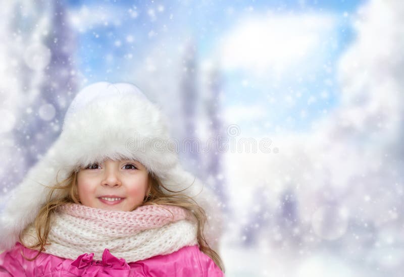 Glückliches kleines Kindermädchen draußen auf Winter bakground, leerer Raum stockfotos Glückliches kleines Kindermädchen draußen auf Winter bakground, leerer Raum stockfotos