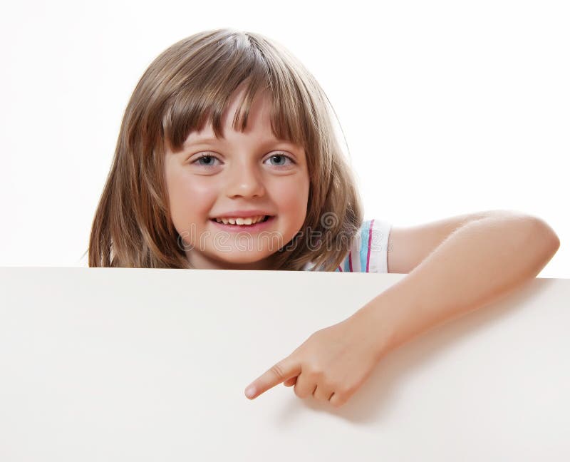 Glückliches kleines Mädchen, das weißen Vorstand anhält stockbild