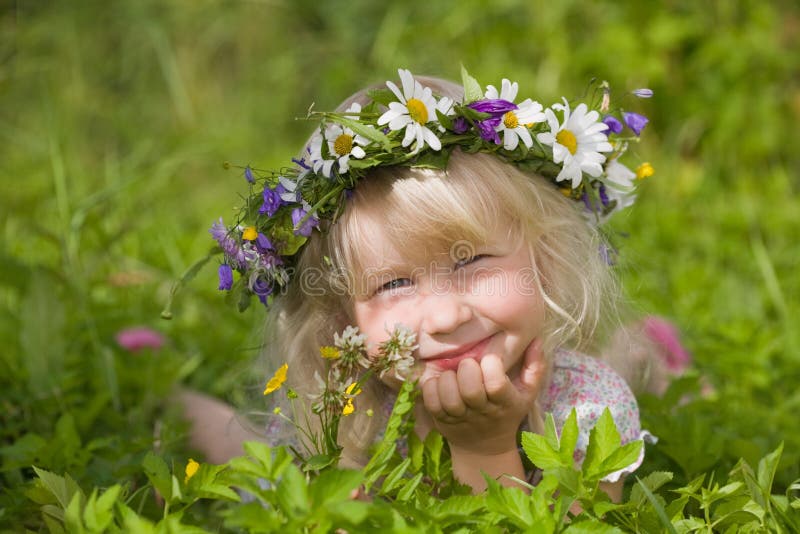 Glückliches kleines Mädchen im Blumen Wreath lizenzfreies stockfoto