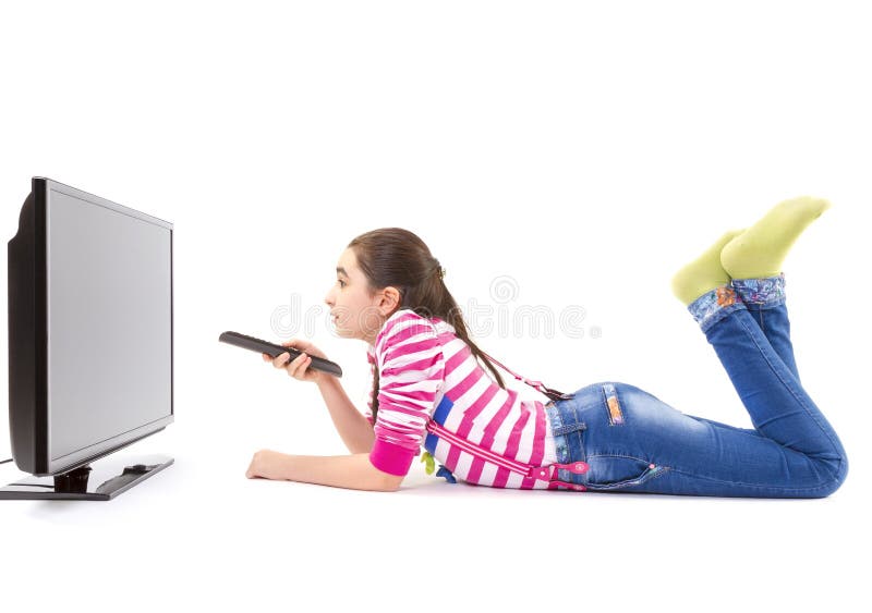 Glückliches kleines Mädchen mit aufpassendem Fernsteuerungsfernsehen stockbild