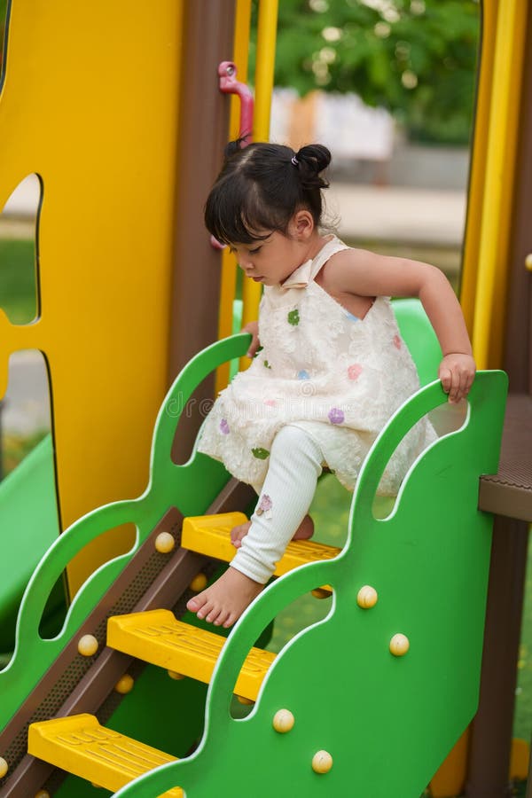 Glückliches Kleinkind, das auf einem Spielplatz im Freien spielt lizenzfreie stockfotografie
