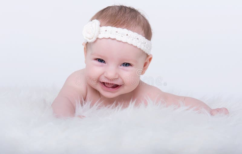 Glückliches lächelndes Baby mit blauen Augen stockbild Glückliches lächelndes Baby mit blauen Augen stockbild