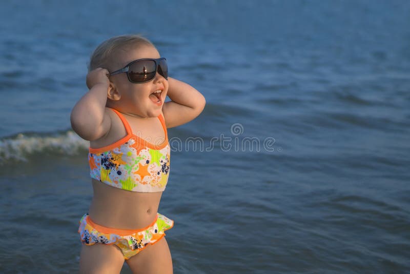 Glückliches lächelndes Baby mit Sonnenbrille am Strand lizenzfreies stockbild Glückliches lächelndes Baby mit Sonnenbrille am Strand lizenzfreies stockbild