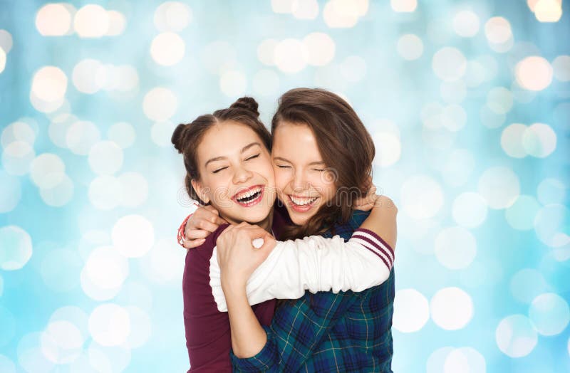 Glückliches lächelndes hübsches Jugendlicheumarmen lizenzfreies stockfoto Glückliches lächelndes hübsches Jugendlicheumarmen lizenzfreies stockfoto