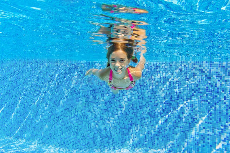 Glückliches Lächelndes Mädchen Schwimmt Unter Wasser Im Blauen Pool Stockbild Bild Von