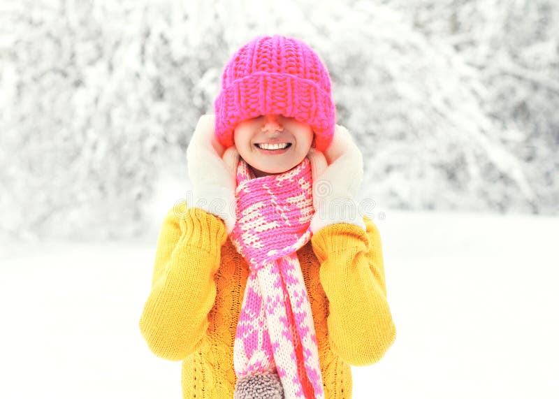 Glückliches lächelndes Mädchen, welches die bunte gestrickte Kleidung hat Spaß im Wintertag trägt lizenzfreies stockfoto
