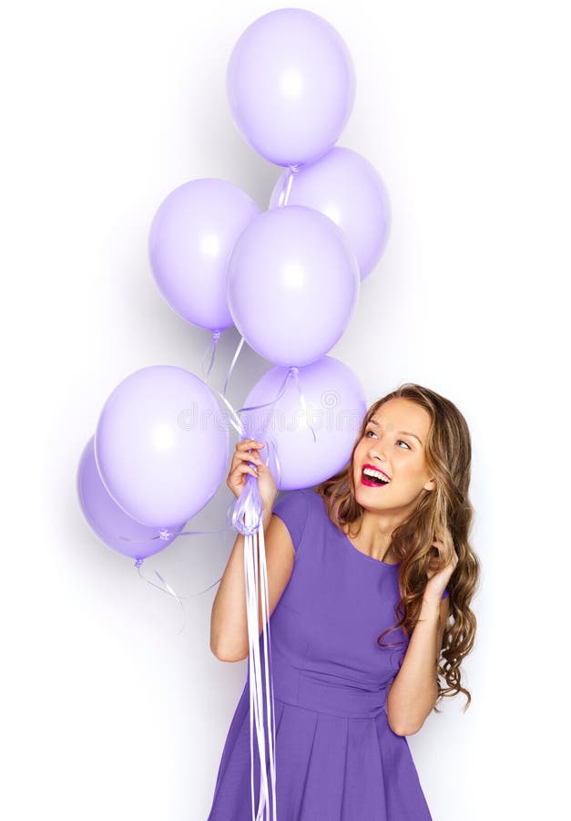 Glückliches Mädchen im ultravioletten Kleid mit Ballonen lizenzfreie stockbilder Glückliches Mädchen im ultravioletten Kleid mit Ballonen lizenzfreie stockbilder