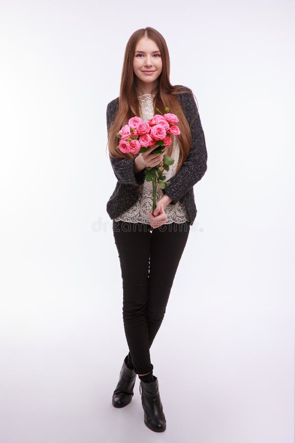 Glückliches Mädchen mit großem Blumenstrauß von rosa Rosen stockfotos Glückliches Mädchen mit großem Blumenstrauß von rosa Rosen stockfotos