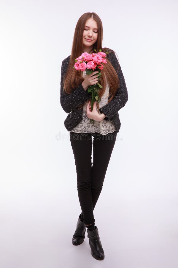 Glückliches Mädchen mit großem Blumenstrauß von rosa Rosen stockbild Glückliches Mädchen mit großem Blumenstrauß von rosa Rosen stockbild