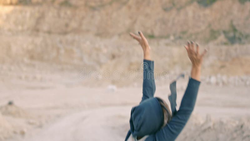 Glückliches Mädchen tanzt barfuß auf die weiße Straße