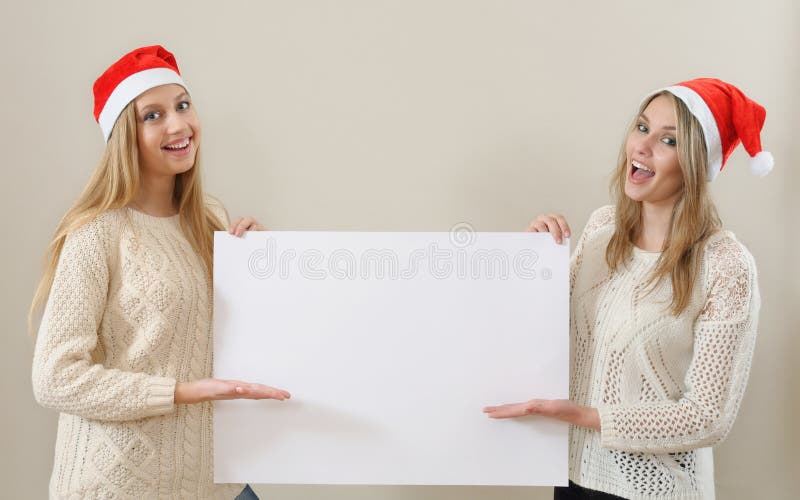 Glückliches Mädchen Tho in Weihnachtsmann-Kleidung halten leere leere Fahne stockfoto Glückliches Mädchen Tho in Weihnachtsmann-Kleidung halten leere leere Fahne stockfoto