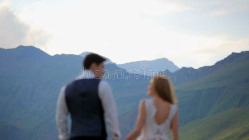 Glückliches Mädchen und Junge mit Weichheit und Liebe betrachten einander am Abend in den Bergen Kazbek georgia