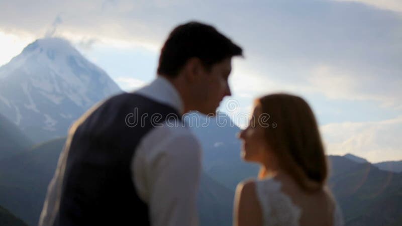 Glückliches Mädchen und Junge mit Weichheit und Liebe betrachten einander am Abend in den Bergen Kazbek georgia