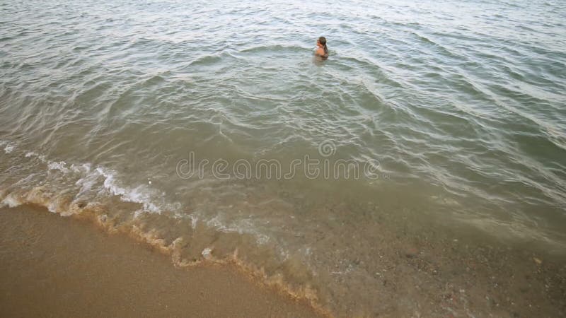 Glückliches Mädchen, welches das Meer genießt