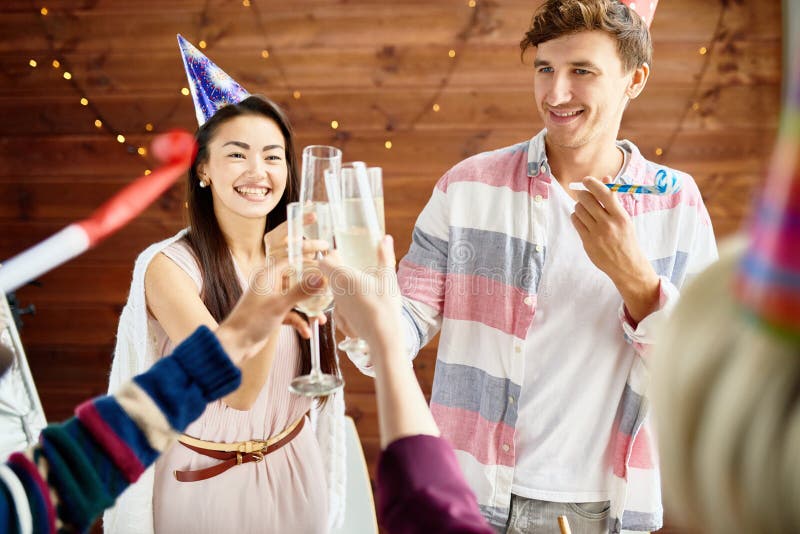 Glückliches Paar, das Geburtstag mit Freunden feiert lizenzfreie stockfotos Glückliches Paar, das Geburtstag mit Freunden feiert lizenzfreie stockfotos