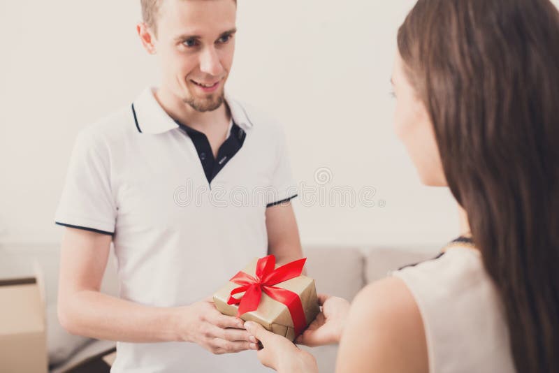 Glückliches Paar, das Geschenke, Kopienraum austauscht lizenzfreie stockfotos Glückliches Paar, das Geschenke, Kopienraum austauscht lizenzfreie stockfotos
