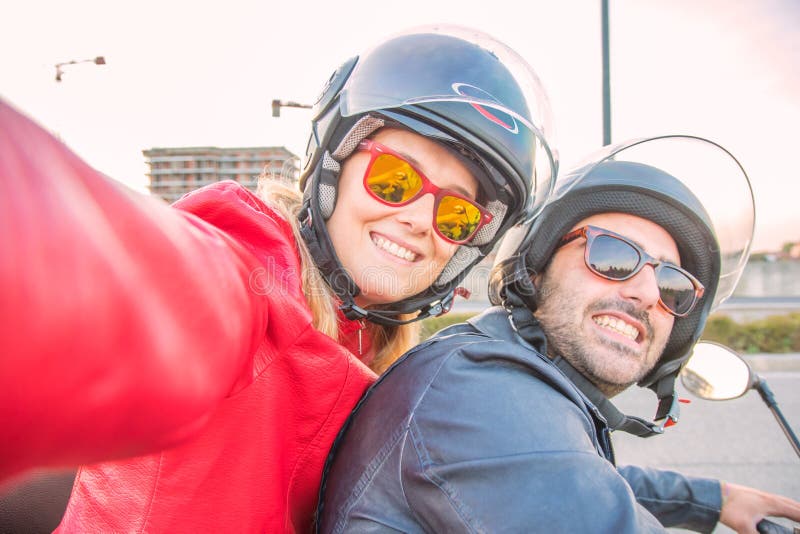 Glückliches Paar, das selfie auf Moped nimmt lizenzfreie stockfotografie Glückliches Paar, das selfie auf Moped nimmt lizenzfreie stockfotografie