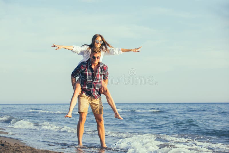Glückliches Paar in der Liebe auf Strandsommerferien lizenzfreie stockfotos Glückliches Paar in der Liebe auf Strandsommerferien lizenzfreie stockfotos
