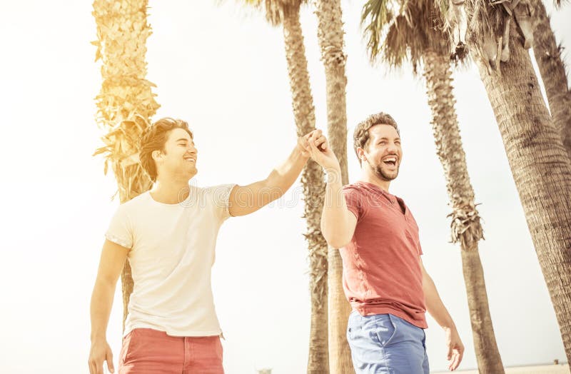 Glückliches Paar in der Liebe, die in Santa Monica spielt stockbild Glückliches Paar in der Liebe, die in Santa Monica spielt stockbild