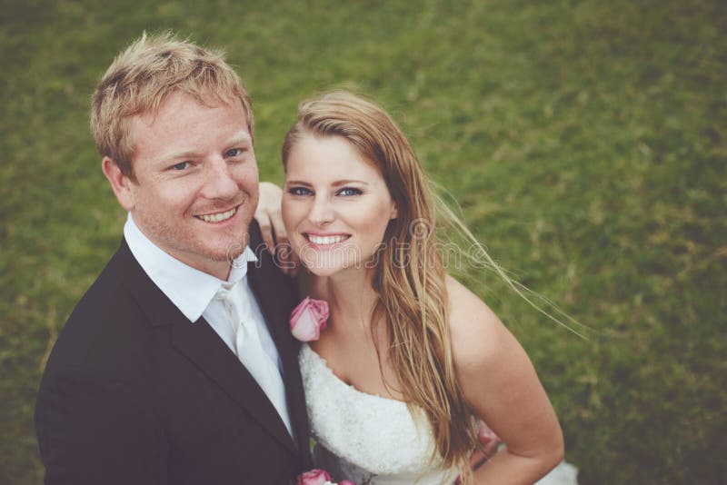 Glückliches Paar gerade geheiratet stockfotografie Glückliches Paar gerade geheiratet stockfotografie