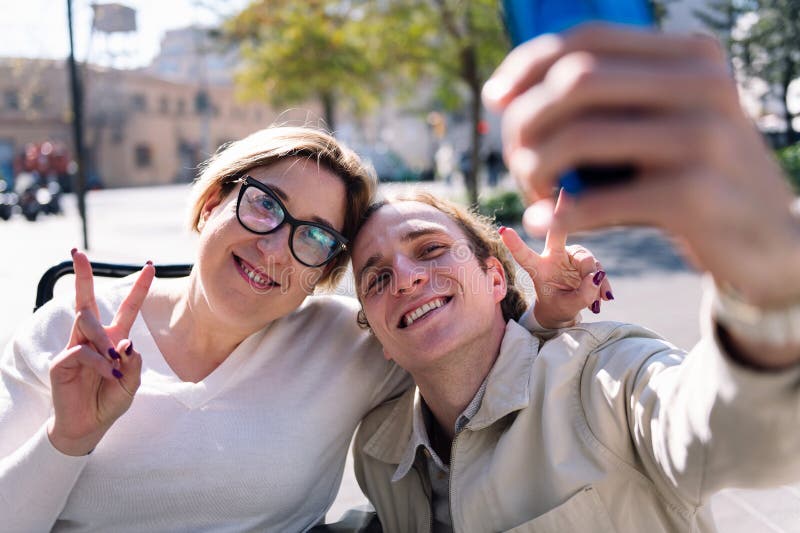 Glückliches Paar mit eigenem Handy lizenzfreie stockfotos