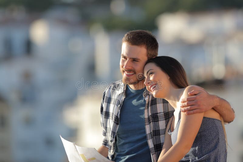 Glückliches Paar von den Touristen in der Liebe Ansichten erwägend