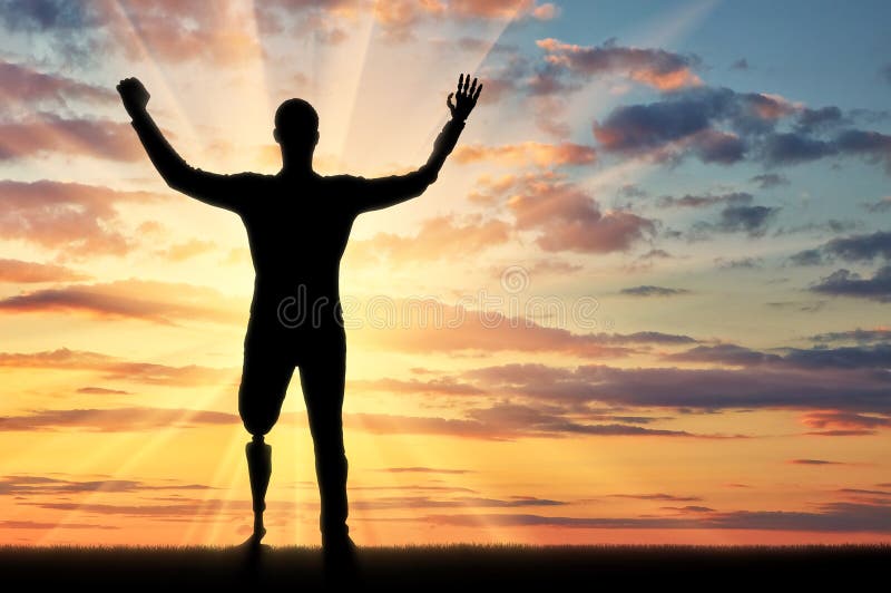 Glückliches Schattenbild eines behinderten Mannes mit den Armprothesen und den Beinen stockbild Glückliches Schattenbild eines behinderten Mannes mit den Armprothesen und den Beinen stockbild