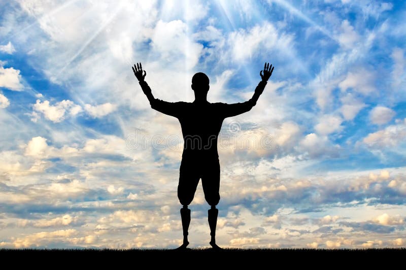 Glückliches Schattenbild eines behinderten Mannes mit den prothetischen Händen und den Füßen lizenzfreie stockfotos Glückliches Schattenbild eines behinderten Mannes mit den prothetischen Händen und den Füßen lizenzfreie stockfotos